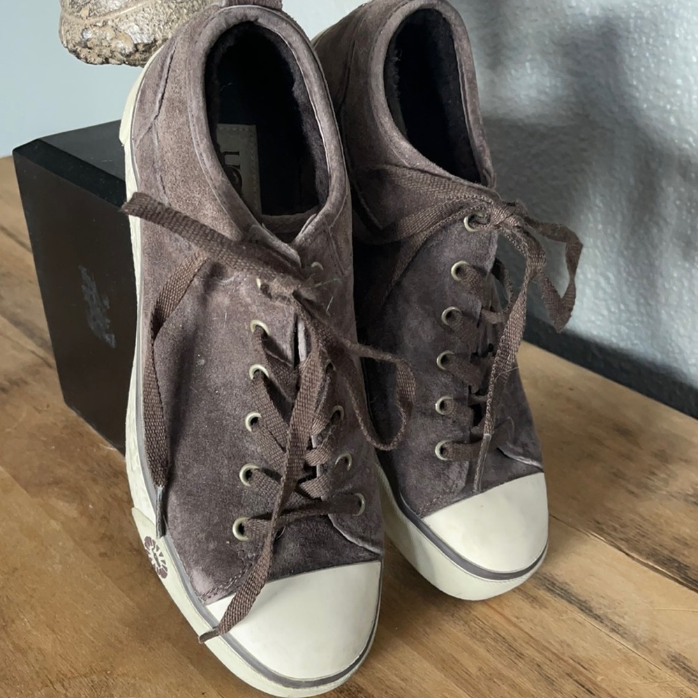 RARE. UGG women's shoes. 7.5